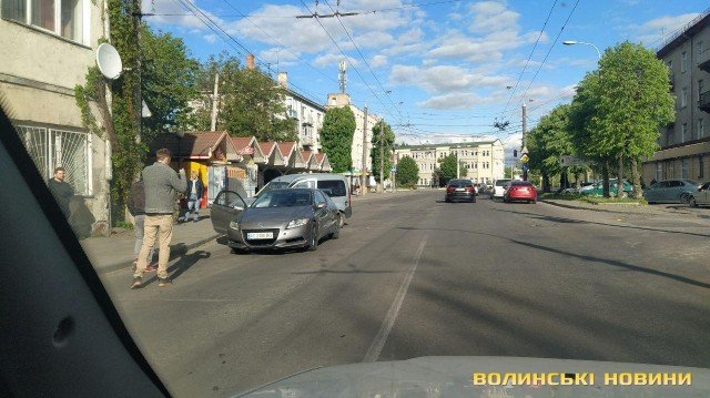 У Луцьку неподалік площі Возз’єднання – аварія: не розминулися дві автівки. ФОТО