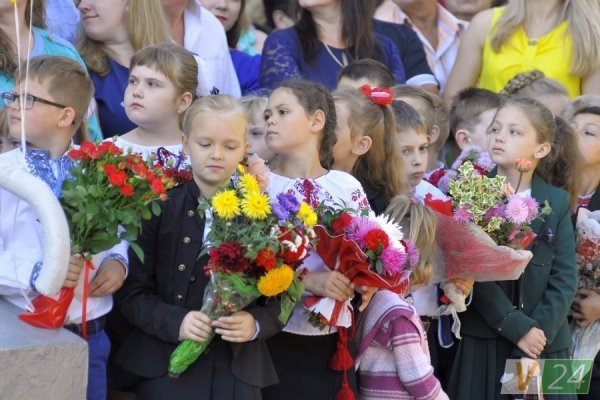 Луцький депутат подарував рідній школі ноутбук і сертифікати на харчування дітей. ФОТО