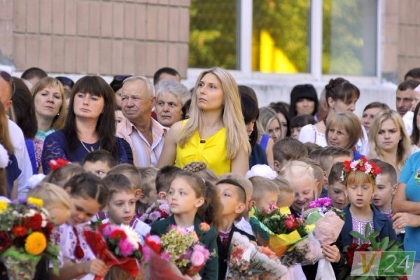 Луцький депутат подарував рідній школі ноутбук і сертифікати на харчування дітей. ФОТО