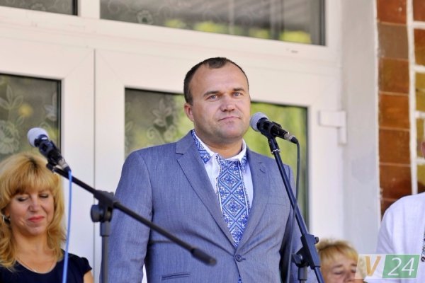 Луцький депутат подарував рідній школі ноутбук і сертифікати на харчування дітей. ФОТО