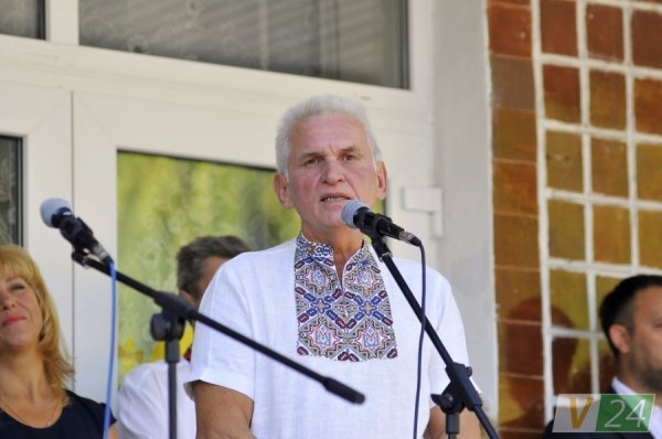 Луцький депутат подарував рідній школі ноутбук і сертифікати на харчування дітей. ФОТО