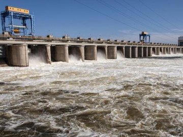 Росія обстрілює Херсон, де триває евакуація людей після підриву Каховської ГЕС: є поранені