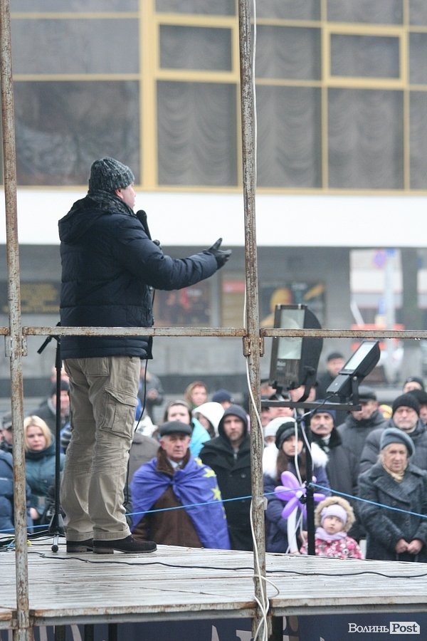 Віче на луцькому Євромайдані. ФОТО