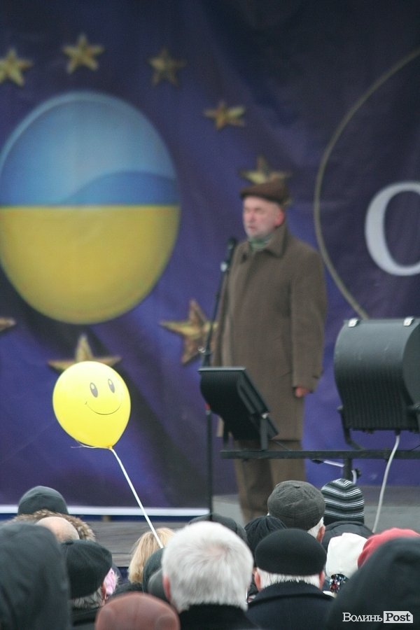 Віче на луцькому Євромайдані. ФОТО
