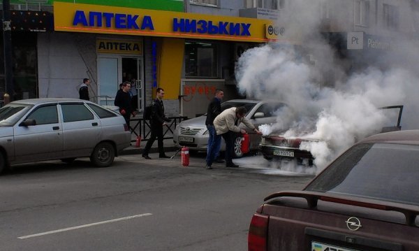 У Харкові посеред дороги згоріло авто. ФОТО