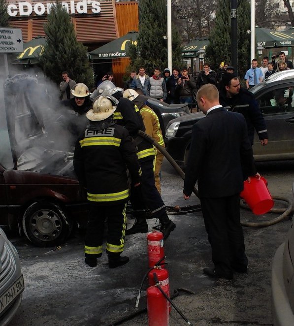 У Харкові посеред дороги згоріло авто. ФОТО
