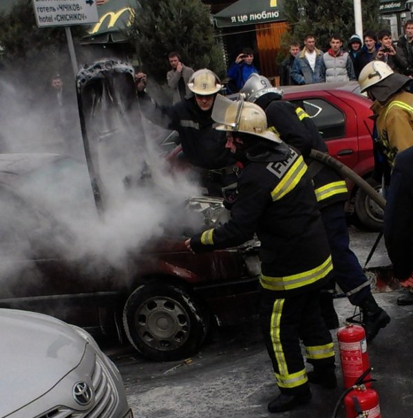 У Харкові посеред дороги згоріло авто. ФОТО