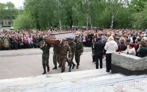 Попрощалися із жертвами російської агресії на Сході. ФОТО