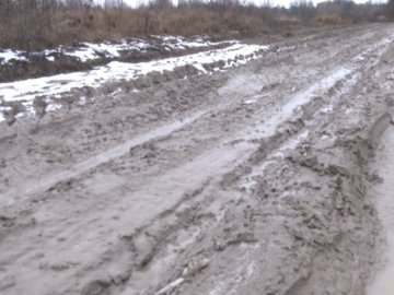 «Ми як на хуторі живемо»: жителі волинського села скаржаться на відсутність дороги до райцентру. ВІДЕО
