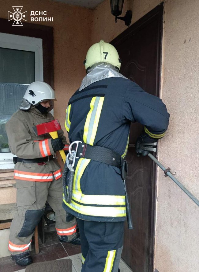На Волині із закритого будинку визволили пенсіонерку, якій стало погано. ФОТО