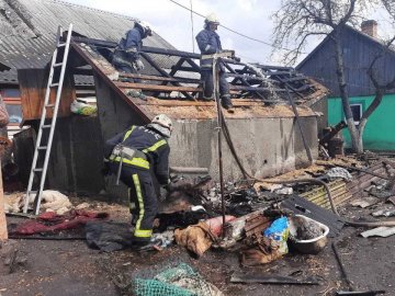 Вогонь міг перекинутися на житловий будинок: у місті на Волині горіла господарська споруда