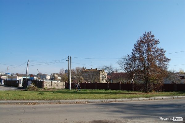 У Луцьку біля готелю буде сквер. ФОТО