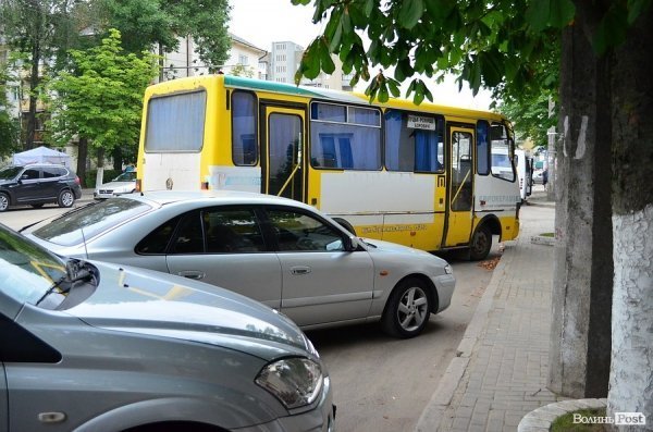 «Рейвах» біля вокзалу у Луцьку: шум, сміття, невиховані маршрутники. ФОТО 