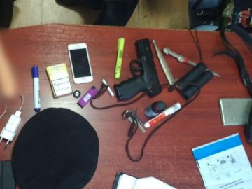 Пістолет і георгіївська стрічка: у Луцьку затримали підозрілого чоловіка. ФОТО