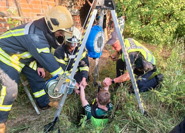 У Луцьку підліток впав у колодязь, працювали рятувальники. ФОТО