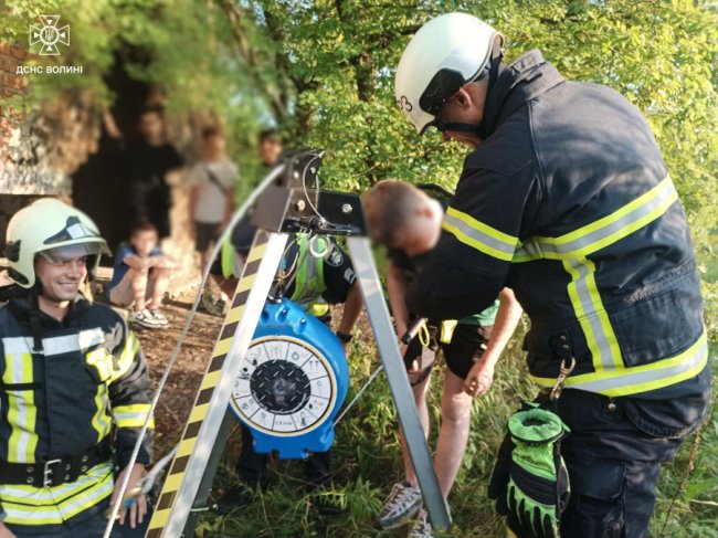 У Луцьку підліток впав у колодязь, працювали рятувальники. ФОТО