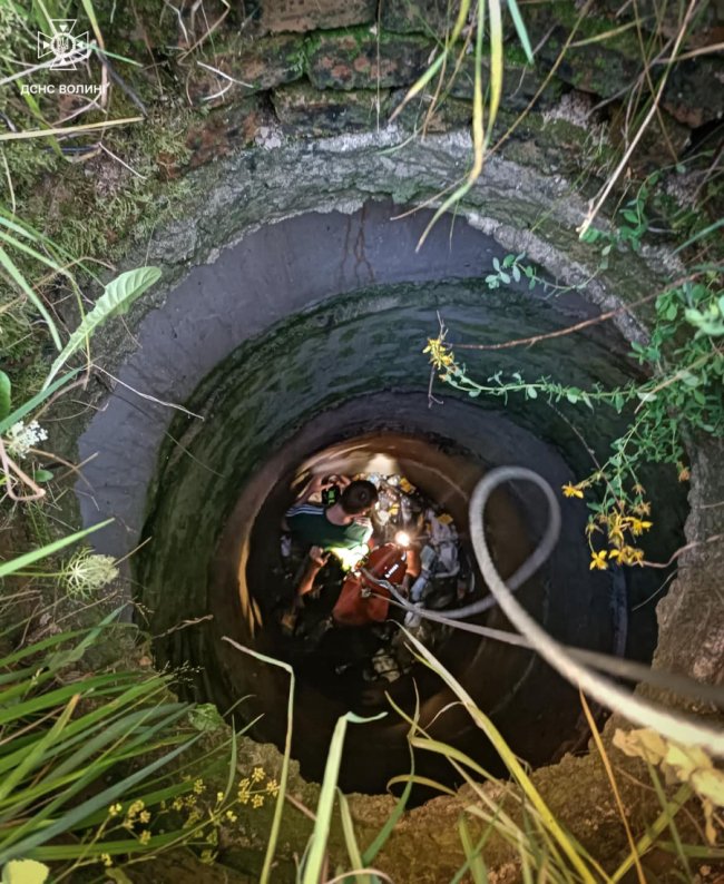 У Луцьку підліток впав у колодязь, працювали рятувальники. ФОТО