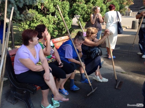 Півтисячі людей прийшли прибрати центральний парк від сміття. ФОТО