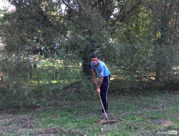 Півтисячі людей прийшли прибрати центральний парк від сміття. ФОТО