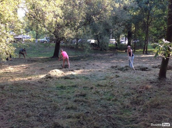 Півтисячі людей прийшли прибрати центральний парк від сміття. ФОТО