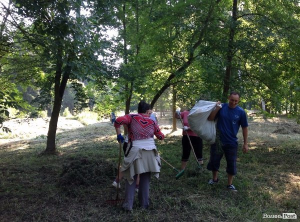 Півтисячі людей прийшли прибрати центральний парк від сміття. ФОТО