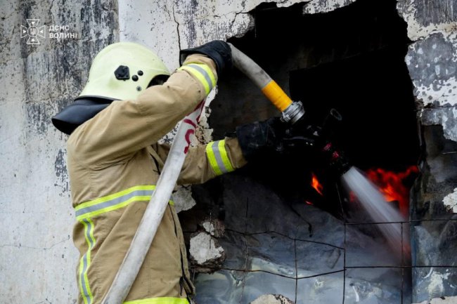 Удар по Маневичах: рятувальники погасили пожежу на промисловому підприємстві. ФОТО