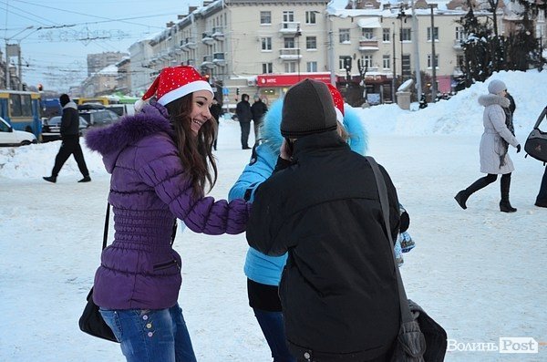 Центр Луцька окупували більше півсотні «Миколаїв». ФОТО