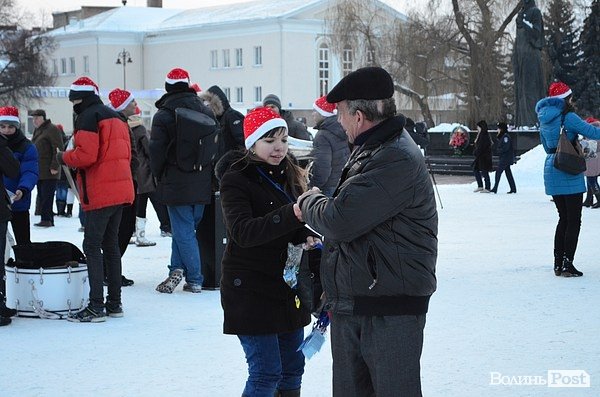 Центр Луцька окупували більше півсотні «Миколаїв». ФОТО