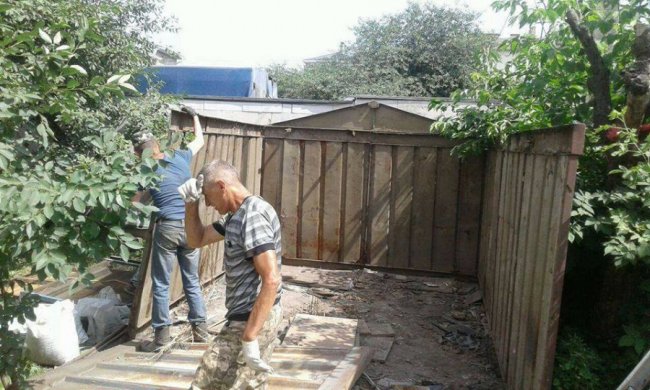 У Луцьку муніципали продовжують зносити «незаконні» гаражі. ФОТО