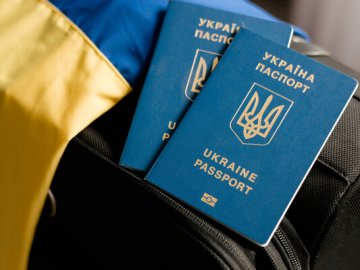 Назвали категорії чоловіків, які зможуть отримати паспорт за кордоном
