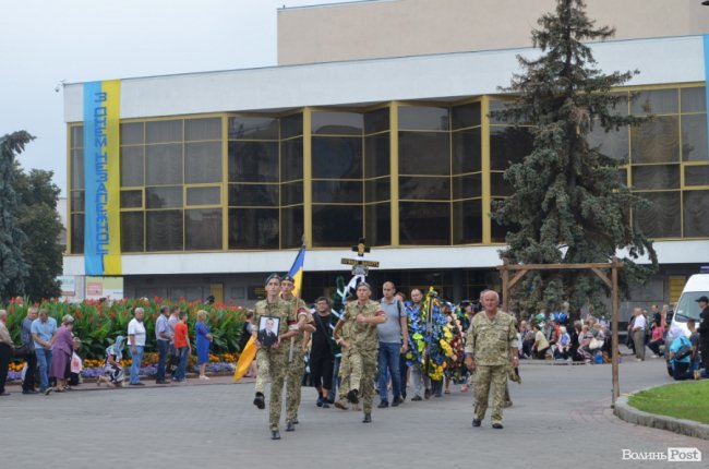 «Востаннє для тебе: слава Україні!»: Луцьк попрощався з Георгієм Ольховським. ФОТО