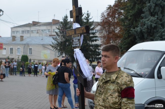 «Востаннє для тебе: слава Україні!»: Луцьк попрощався з Георгієм Ольховським. ФОТО