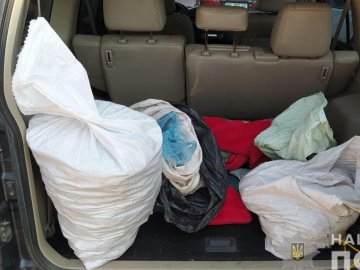 У волинянина в позашляховику знайшли 4 мішки бурштину