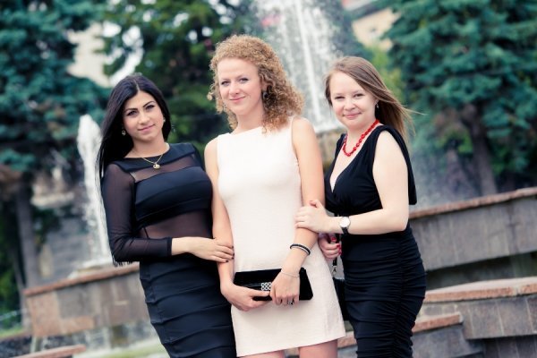 Красуні-журналістки: у Луцьку журфак відгуляв випускний. ФОТО