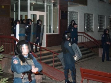 Фото нічного бунту в Луцьку