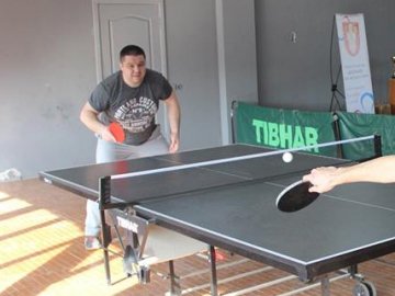 Працівники луцької мерії гралися в настільний теніс. ФОТО