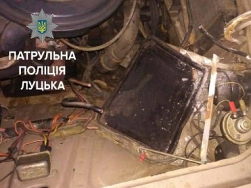 У Луцьку зловили чоловіків, які зливали бензин з машин
