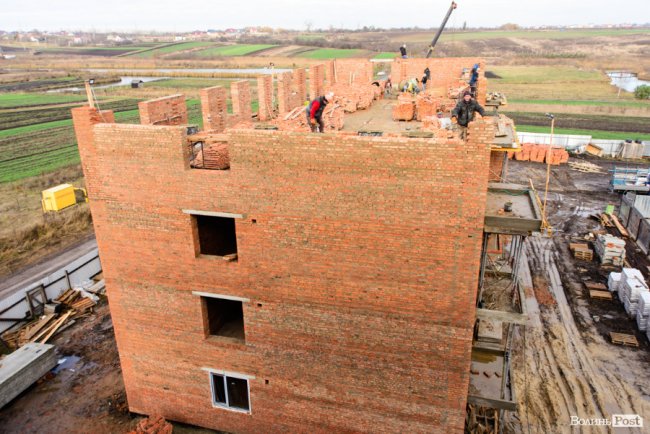 На «Олімпі» завершують будівництво «щасливого будинку»*. ФОТО