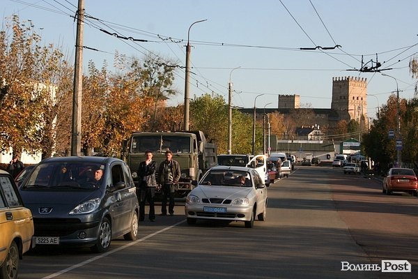 Вулицями Луцька пронесли чудотворні ікони та мощі святих. ФОТО