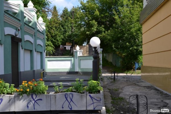 Поряд з центральною пішохідною вулицею Луцька розташована Свята гора