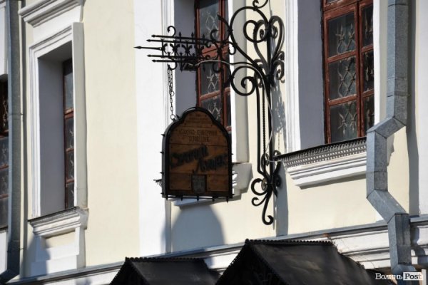 Будівля дирнекції історико-культурного заповідника розташована поряд із місцем колишнього замковог рову