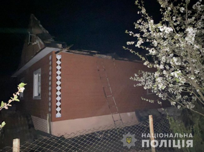 На Рівненщині вночі невідомі підпалили авто: вогонь перекинувся на будинок. ФОТО