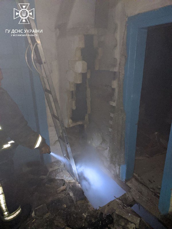 На Волині горів будинок: врятували безхатька, який у погребі облаштував місце для ночівлі 