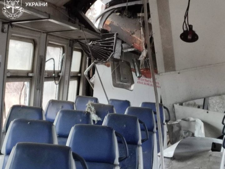 Пряме влучання у вагон: Росія вдарила дроном по поїзду на Харківщині, загинув пасажир