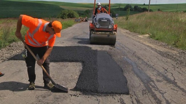 Пошкоджені ділянки та ями: в громаді на Волині ремонтують 8 кілометрів дороги