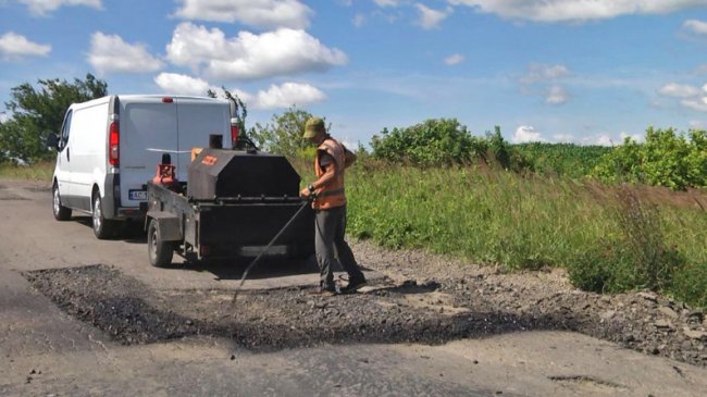 Пошкоджені ділянки та ями: в громаді на Волині ремонтують 8 кілометрів дороги