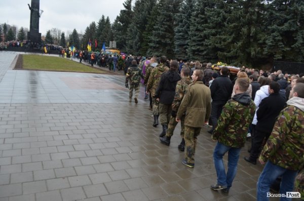 «Герої не вмирають!», – у Луцьку провели в останню путь майданівця. ФОТО. ВІДЕО