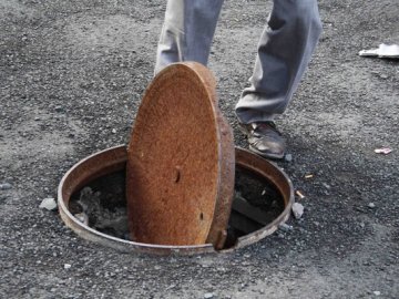 У місті на Волині вночі масово крадуть люки