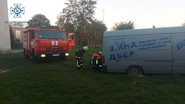 На Волині рятувальники витягнули бус волонтерів, який «просів» на на ґрунтовому покритті