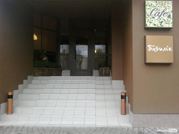 Вхід у кафе«Базилік»